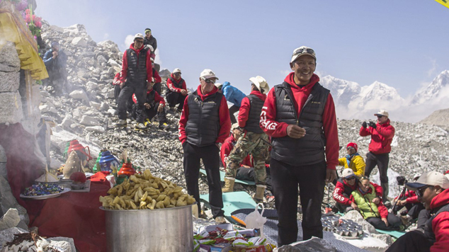 sherpa_87_puja-at-base-camp