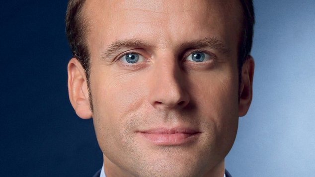 Voici le mur jaune. Emmanuel-Macron